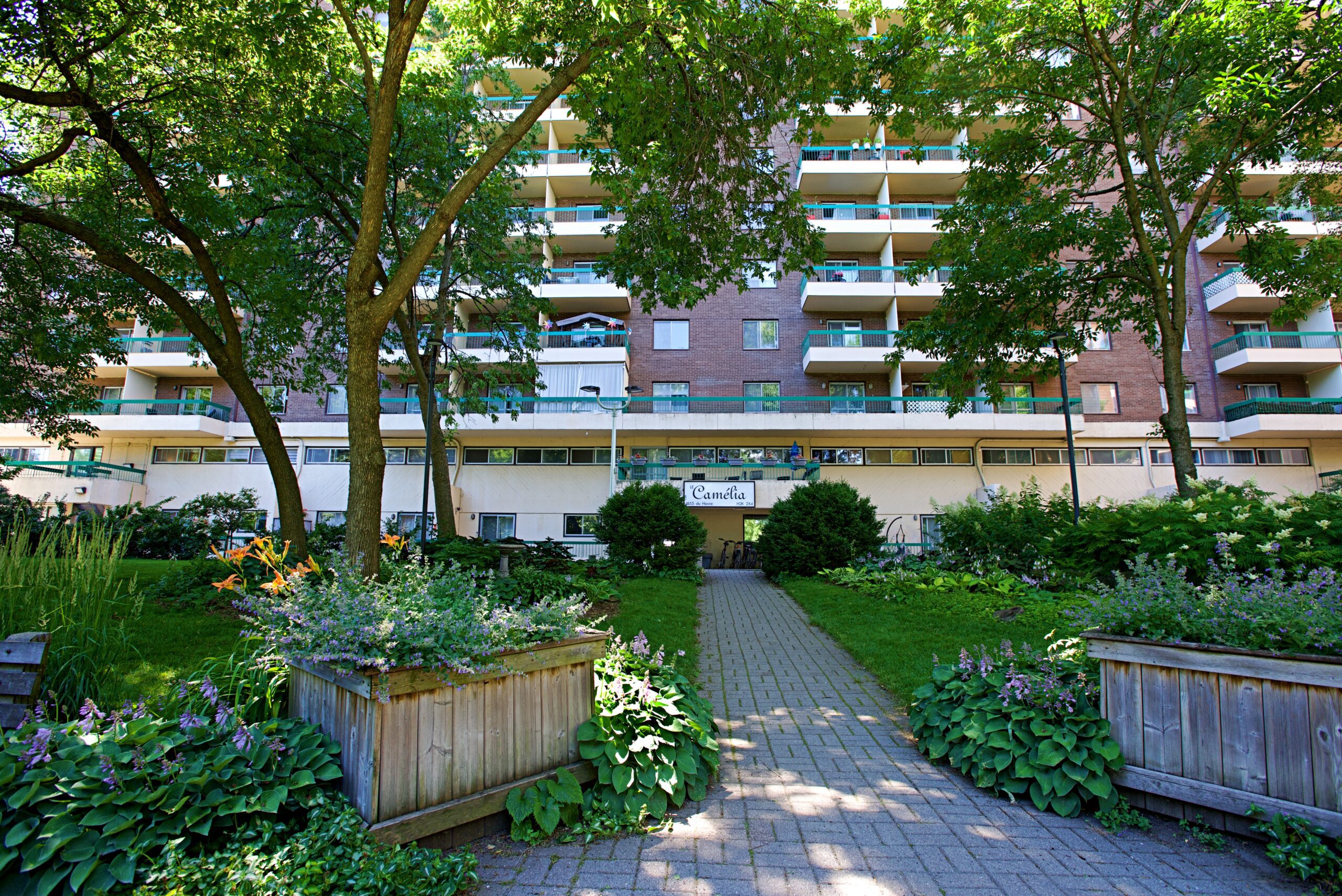 Entrée principale du 1855 rue du Havre