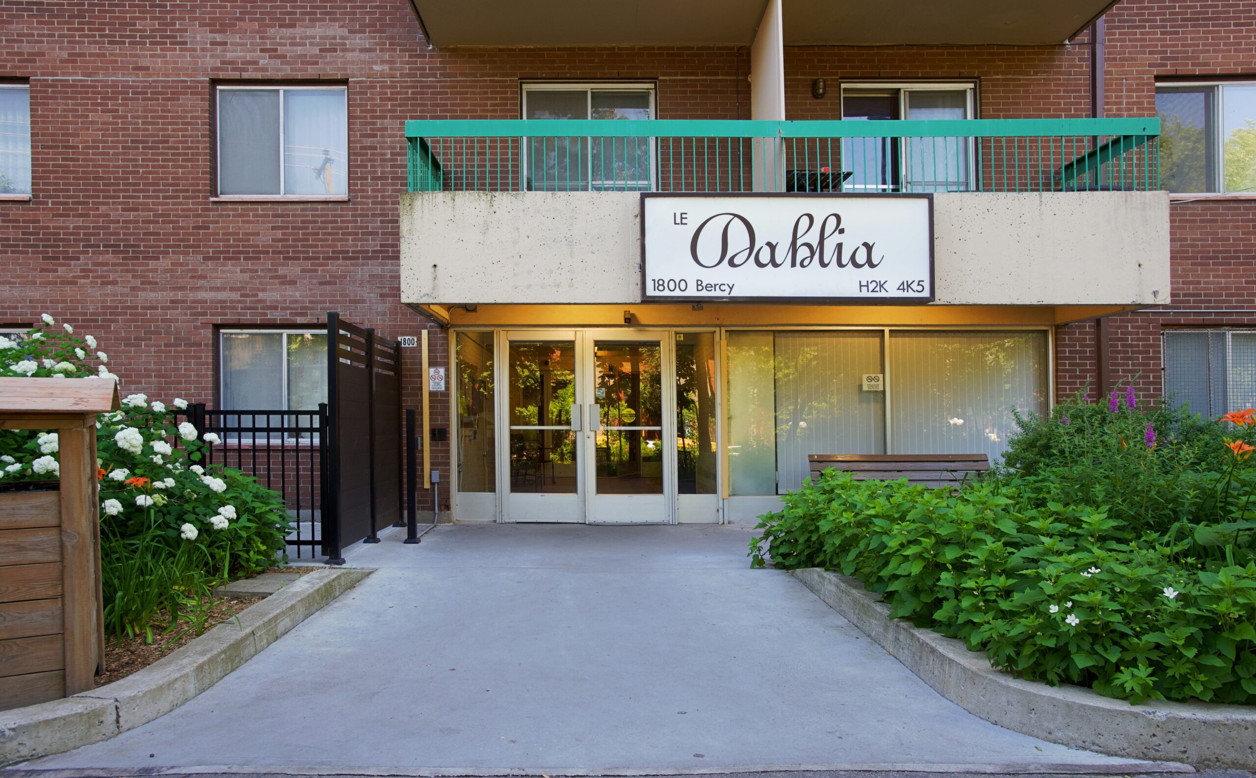 Entrée principale du 1800 rue Bercy