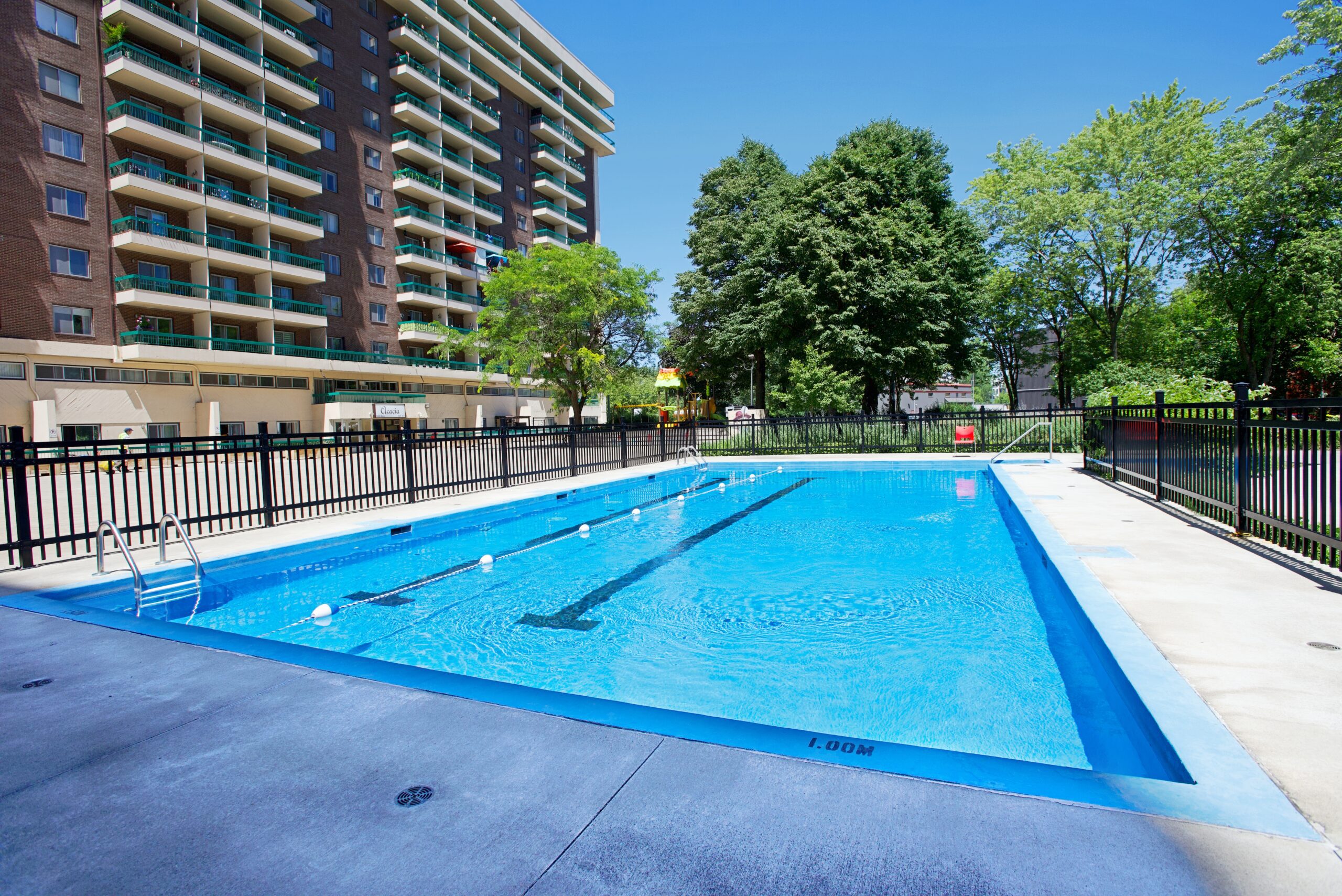 Piscine extérieure surveillée
